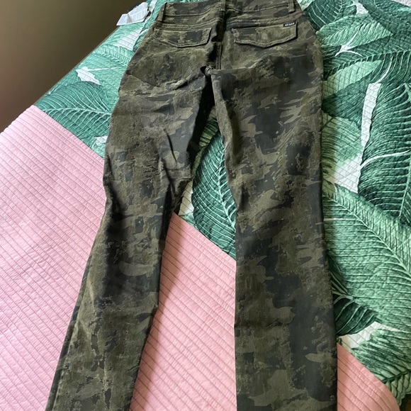 BRAND NEW GUESS CAMO CARGO PANT SZ XSMALL - Picture 10 of 15